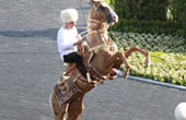 土库曼斯坦总统秀驯马技艺