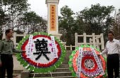 中国驻老使领馆清明祭扫老挝中国烈士墓