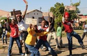 南非鵬愛宮艾滋病孤兒與中國朋友歡度兒童節