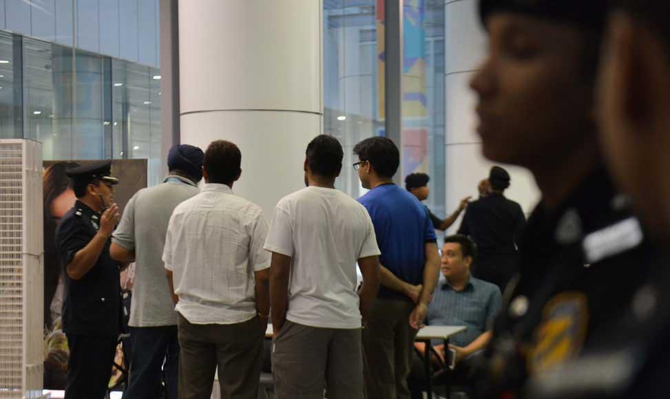 马航乘客家属抵达吉隆坡国际机场