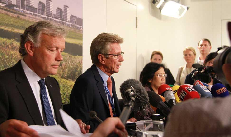 荷兰阿姆斯特丹机场举行马航坠机事故新闻发布会