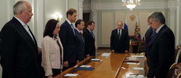 普京向遇难者默哀