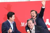 韩国执政党党首背议员庆祝其当选