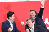 韩国执政党党首背议员庆祝其当选