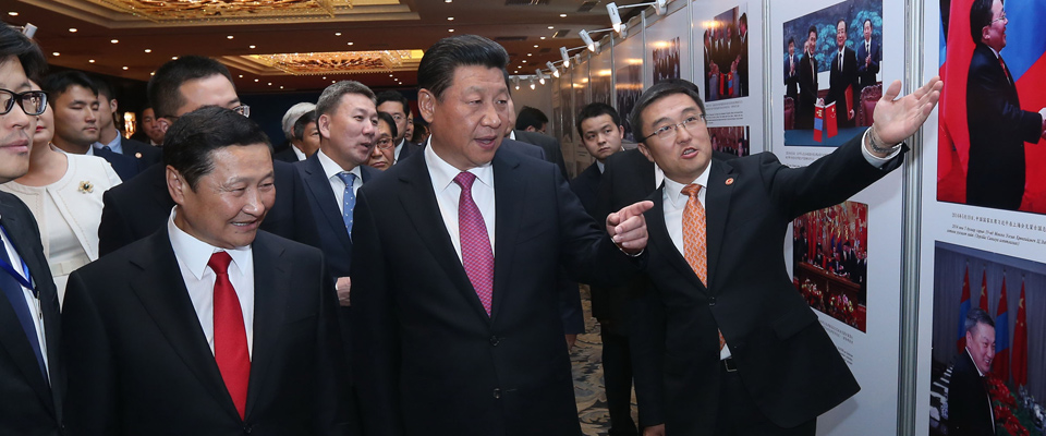 习近平与蒙古国总理阿勒坦呼亚格共同出席中蒙经贸合作回顾展开幕式