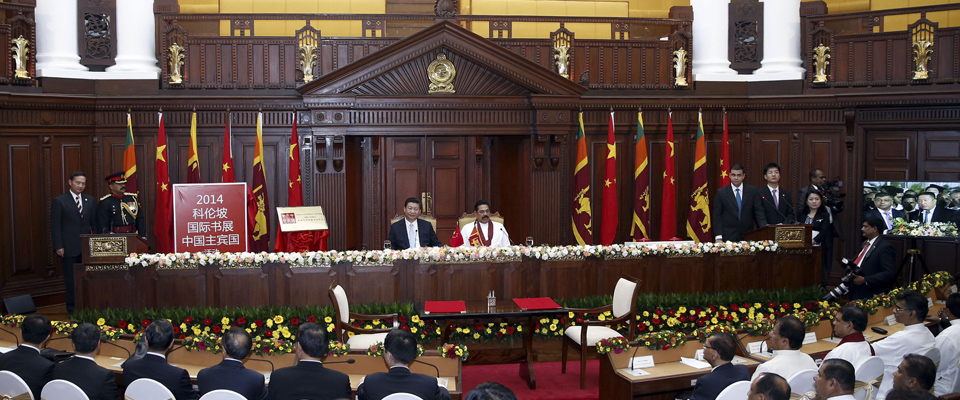 习近平和拉贾帕克萨共同为斯里兰卡中国文化中心和2014年科伦坡书展中国主宾国活动揭牌