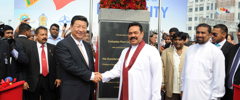 习近平和斯里兰卡总统拉贾帕克萨共同考察中斯港口合作项目
