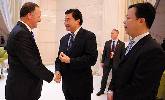 新华网总裁田舒斌在访谈现场欢迎新西兰总理约翰·基