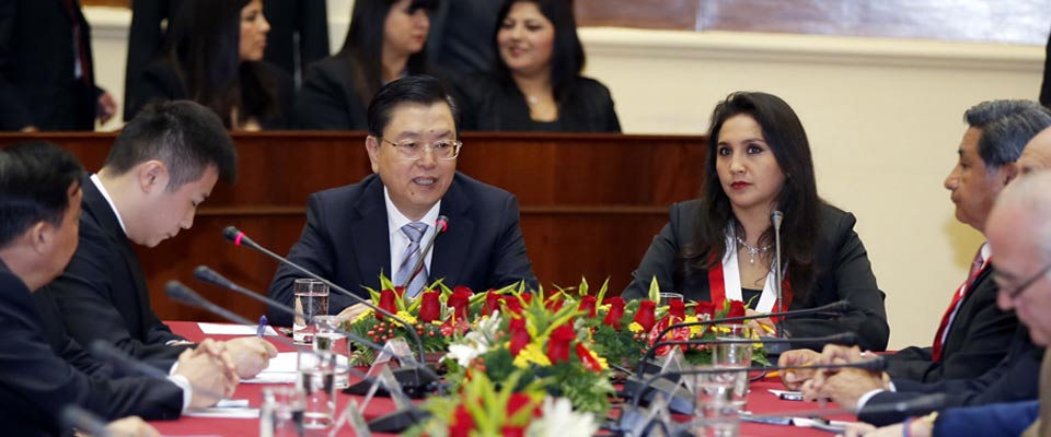 张德江与秘鲁国会主席索洛萨诺举行会谈