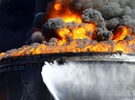 利比亚储油罐被火箭击中起火 火势蔓延数天