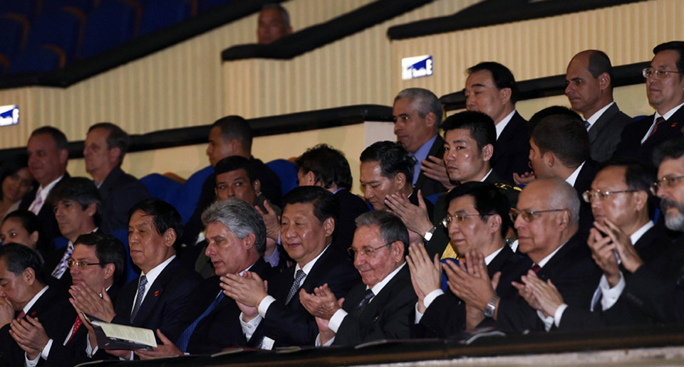 [资料图片]习近平与劳尔&middot;卡斯特罗共同观看芭蕾舞演出