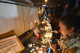 巴黎民众悼念遭恐怖袭击的遇难者