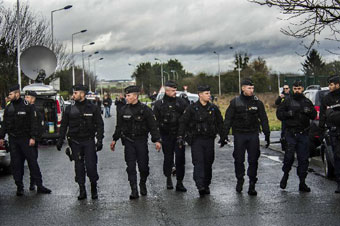 法国《沙尔利周刊》袭击案两名在逃嫌疑人被击毙