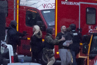 法国警方在巴黎东郊人质劫持案现场击毙劫持者
