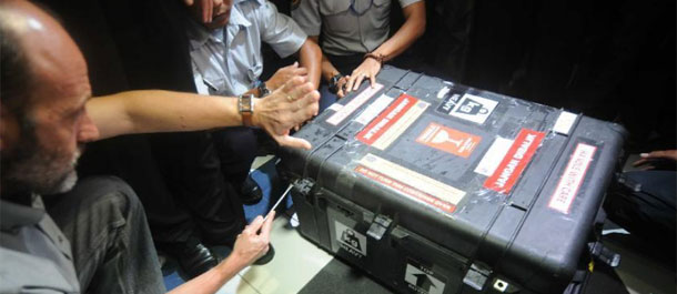 印尼官员说打捞起的亚航客机黑匣子状态良好