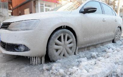 长春一街道水管漏水 20多辆私家车成&ldquo;冻车&rdquo;