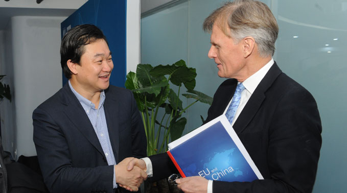 新华网董事长、总裁田舒斌会见丹麦驻华大使裴德盛