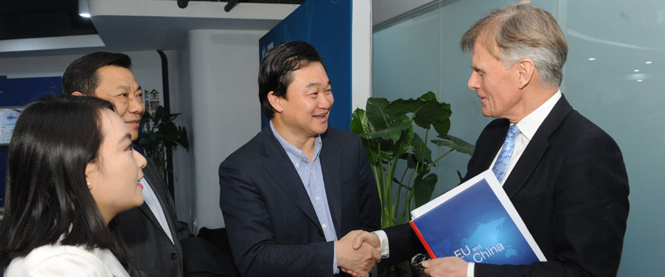 新华网董事长、总裁田舒斌会见丹麦驻华大使裴德盛