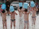 俄儿童冰天雪地泼冰水