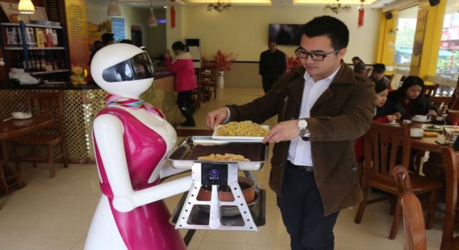 "机器小妹"上菜你满意吗？ 路被挡还会"发飙"