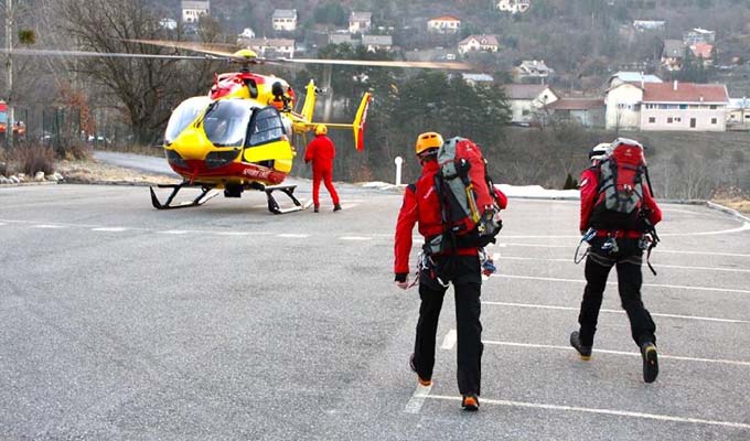 法国救援人员紧急赶赴坠机现场