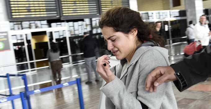 乘客家属赶往机场 心情悲痛