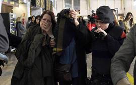 失事客机乘客家属陆续抵达机场