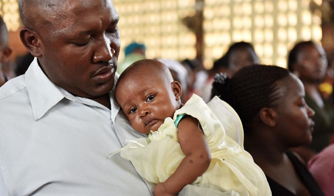 肯尼亚民众悼念袭击事件遇难者