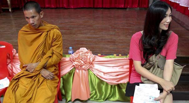 泰国军队征收新兵 &ldquo;人妖&rdquo;和尚齐现身