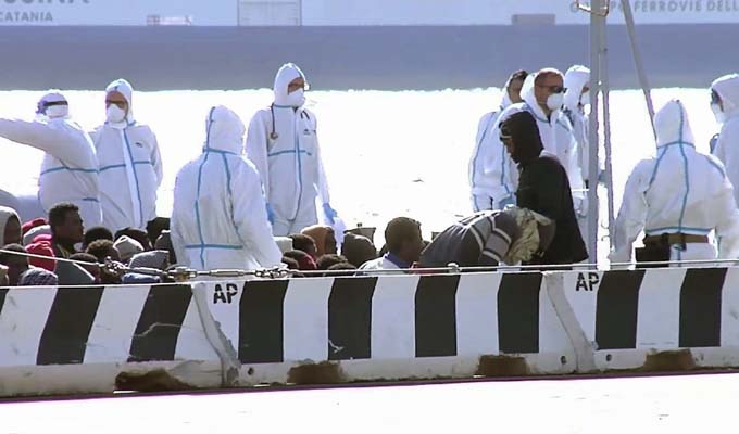 一艘移民船在意大利蓝佩杜萨岛附近海域倾覆