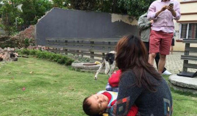 居民奔跑到空旷地带