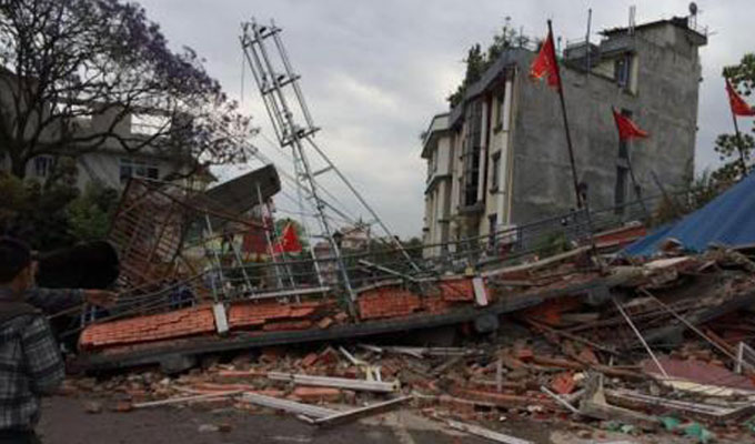 尼泊尔发生8.1级地震 总理府围墙倒塌