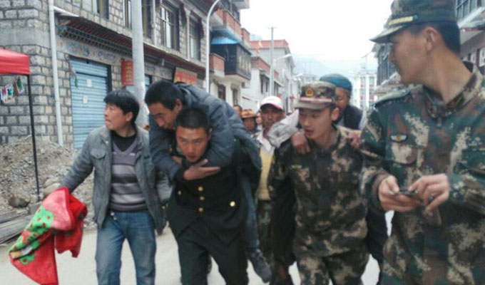 西藏吉隆边检站官兵在安抚驻地百姓