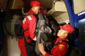 中国国际救援队人员和部分搜救、医疗等救援设备抵达尼泊尔
