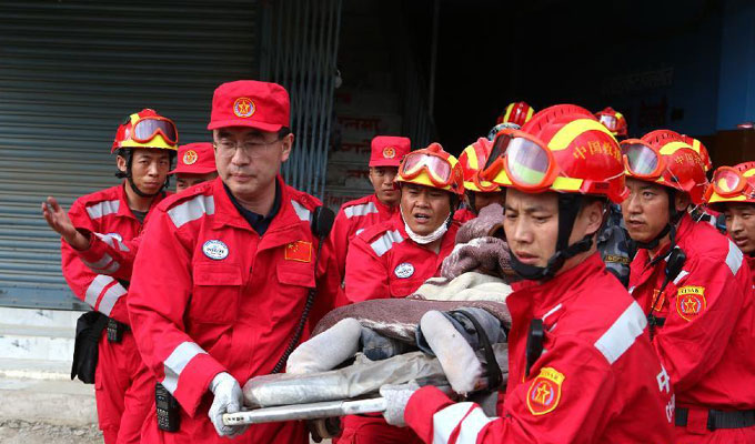 中国国际救援队成功搜救出第一名幸存者