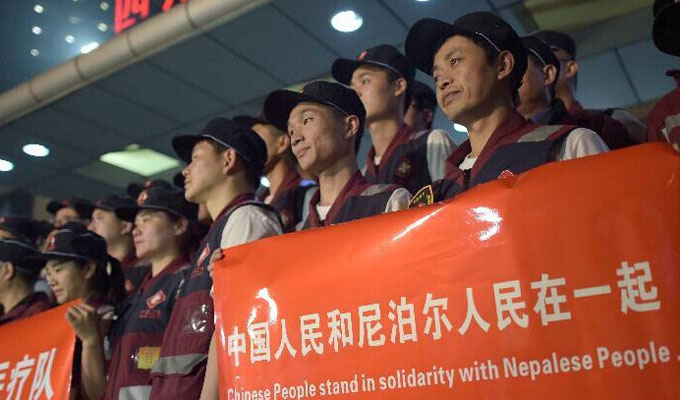 中国政府首支医疗救援队27日起程赴尼泊尔
