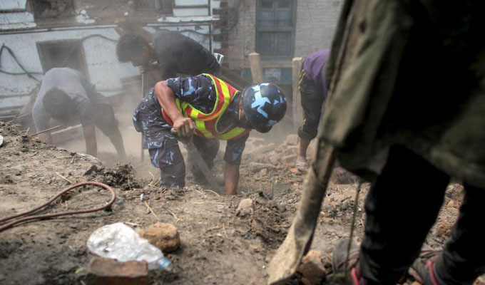 尼泊尔警察徒手清理震后废墟 搜寻幸存者