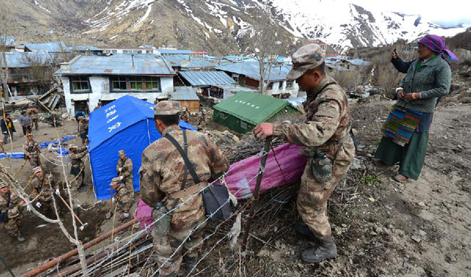 西藏军区部队全面深入展开抗震救灾活动