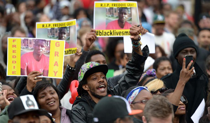 美国民众持续示威抗议警察暴力执法