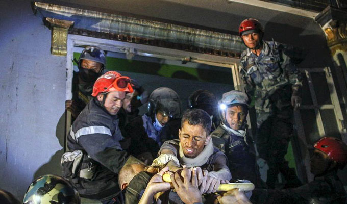 尼泊尔20岁男子地震被埋82小时后生还