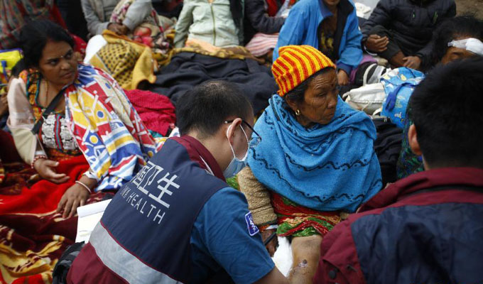 中国政府医疗队在尼泊尔展开医疗救援