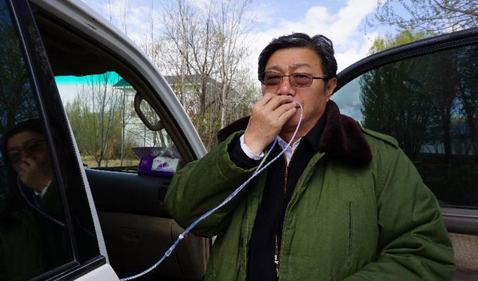 新华社记者在震区