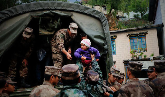 樟木群众撤离“地震孤岛”