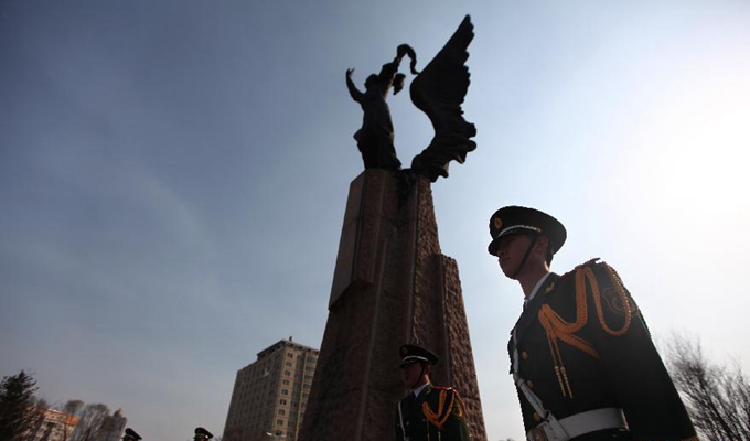 苏联老战士家属在中俄边城祭奠反法西斯先烈