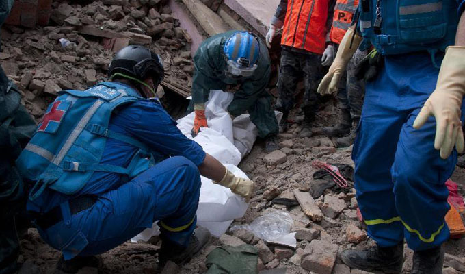 中国蓝天救援队在尼泊尔展开救援