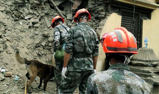 中国赴尼泊尔地震救援队转入加德满都北部进行救援