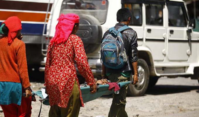 尼泊尔地震死亡人数升至7056人