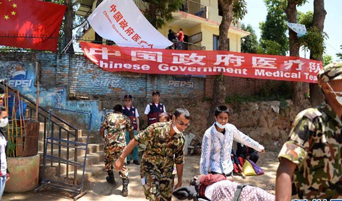中国政府医疗队深入山村救助尼泊尔受灾群众