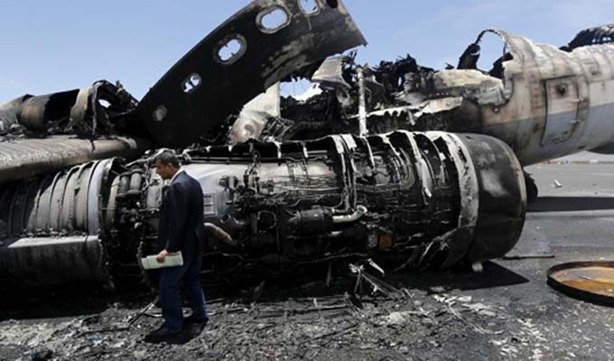 也门首都机场遭遇空袭 飞机跑道均被毁