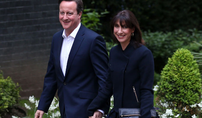 胜局已定 卡梅伦及夫人手挽手回到首相府